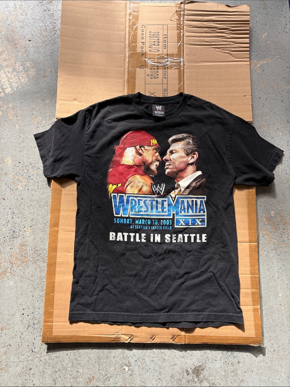 WWE Black WrestleMania XIX 'Battle in Seattle' Graphic Tee Size Large Vintage